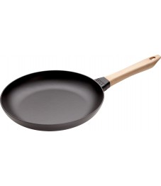 Staub: Cast-iron frying pan with wooden handle